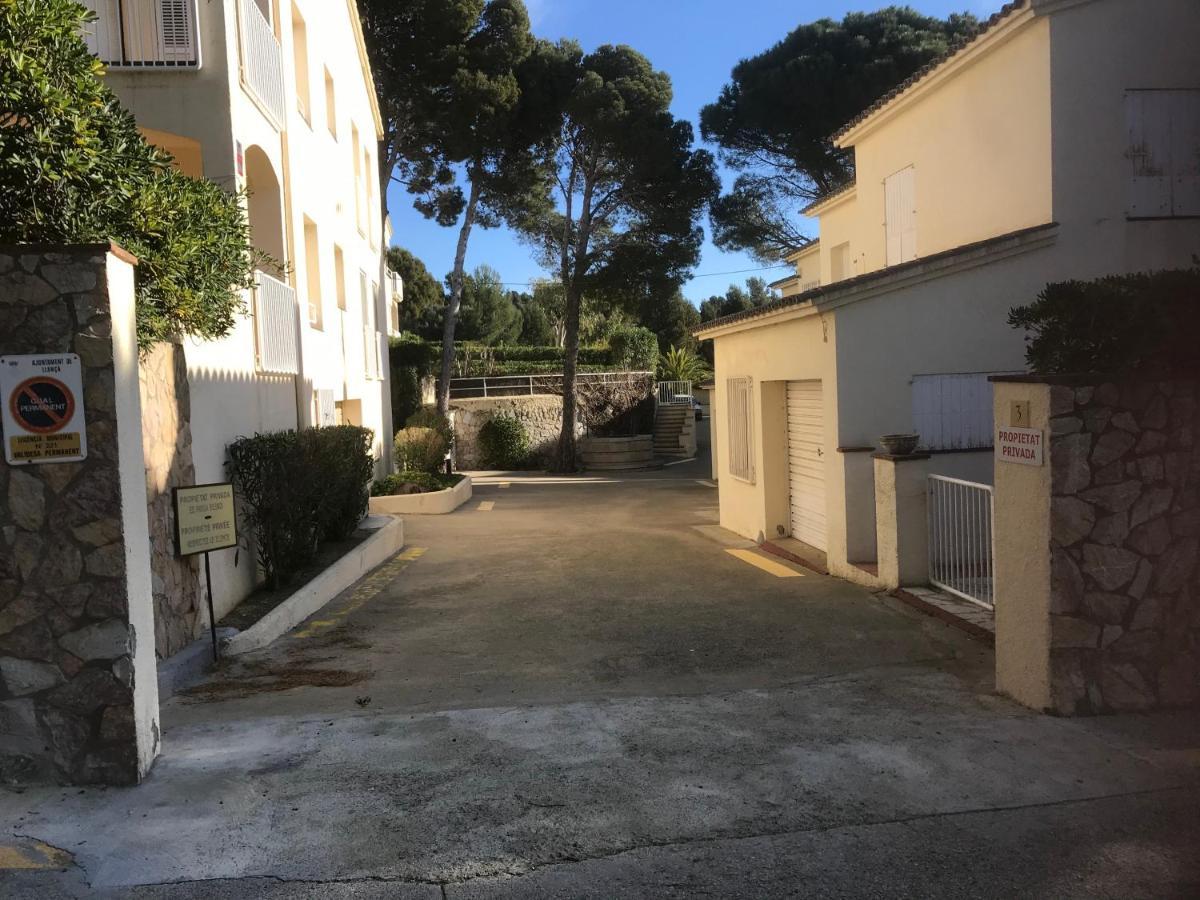 A Chic Four-Person Apartment By The Beach At Cap Ras Llança Εξωτερικό φωτογραφία